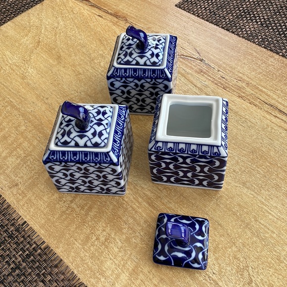 Set of 3 Porcelain Blue/White Condiment Jars With Tray - Picture 6 of 16